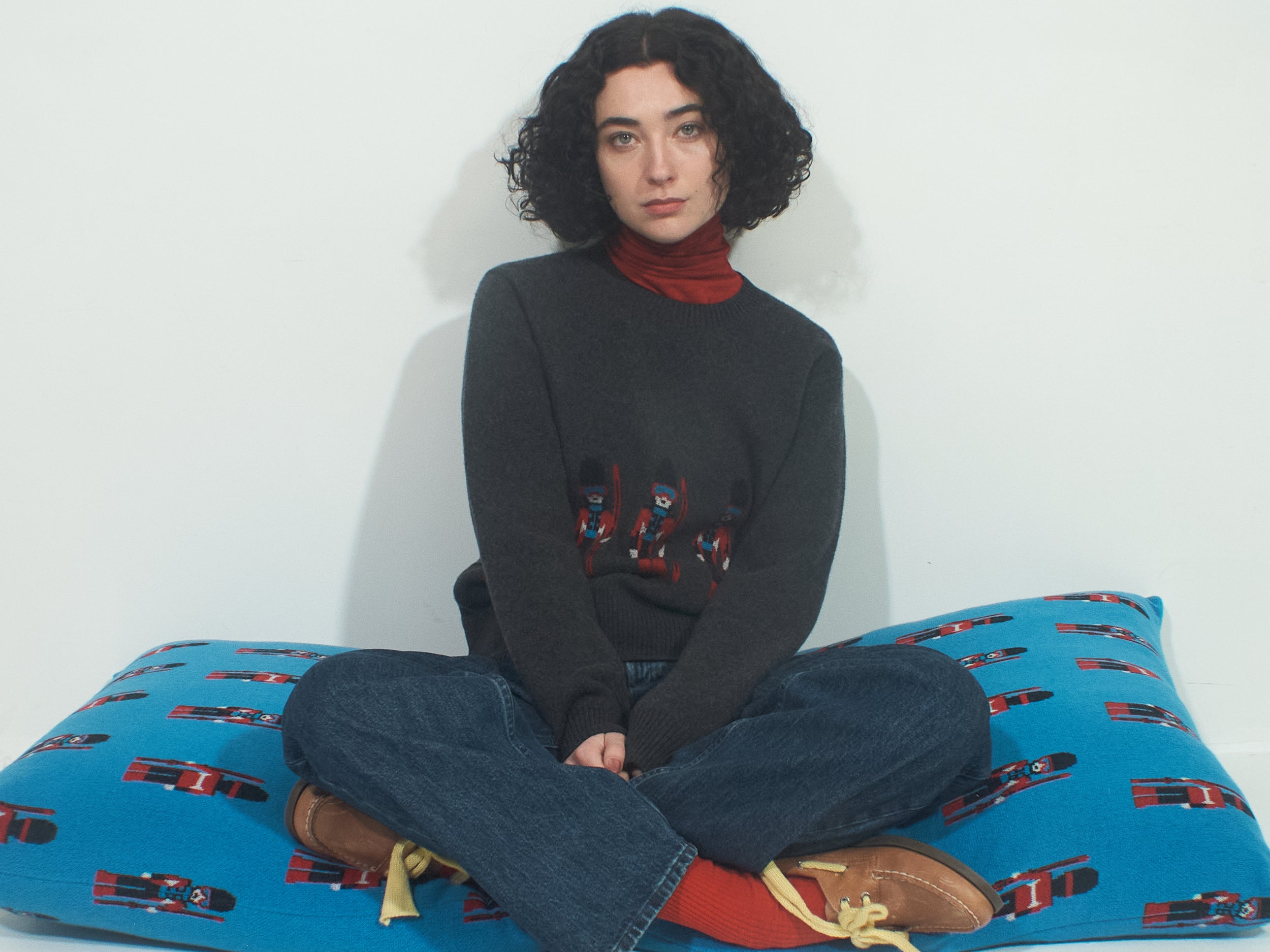 THE SKIING GUARDSMAN BIG CUSHION